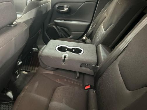 Alpine White Clearcoat 2019 Jeep Renegade Trailhawk