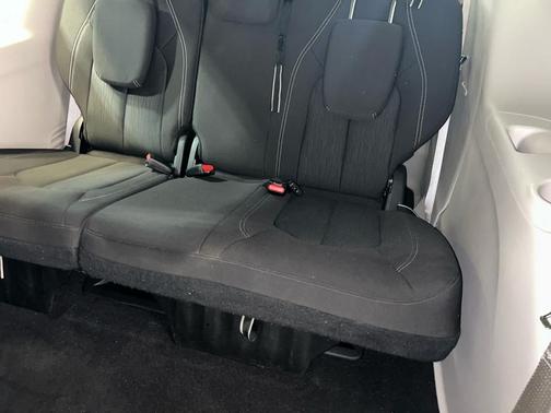 Brilliant Black Crystal Pearlcoat 2022 Chrysler Voyager LX