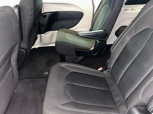 Brilliant Black Crystal Pearlcoat 2022 Chrysler Voyager LX