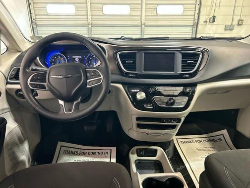 Brilliant Black Crystal Pearlcoat 2022 Chrysler Voyager LX