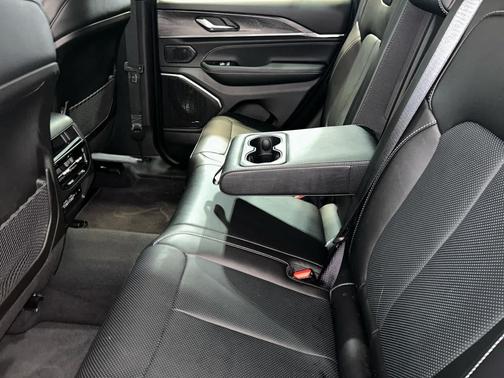 Baltic Gray Metallic Clearcoat 2025 Jeep Grand Cherokee Overland