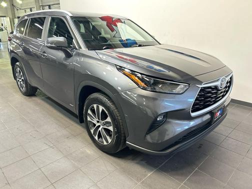 Magnetic Gray Metallic 2024 Toyota Highlander Hybrid XLE