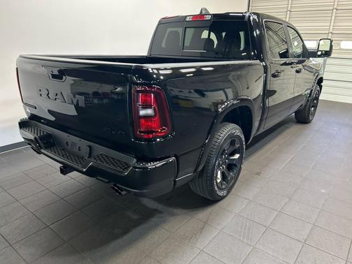 Diamond Black Crystal Pearlcoat 2026 RAM 1500 Big Horn/Lone Star