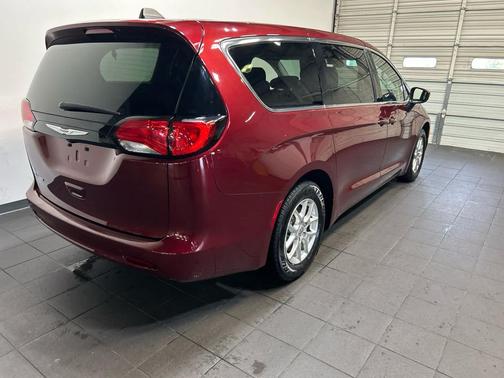 Velvet Red Pearlcoat 2023 Chrysler Voyager LX
