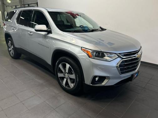 Silver Ice Metallic 2021 Chevrolet Traverse LT Leather
