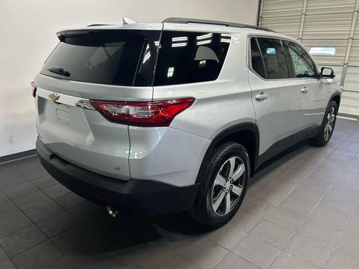 Silver Ice Metallic 2021 Chevrolet Traverse LT Leather