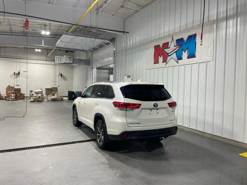 Blizzard Pearl 2018 Toyota Highlander Hybrid XLE