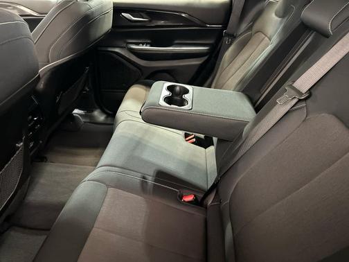 Diamond Black Crystal Pearlcoat 2023 Jeep Grand Cherokee Laredo
