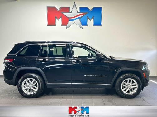 Diamond Black Crystal Pearlcoat 2023 Jeep Grand Cherokee Laredo