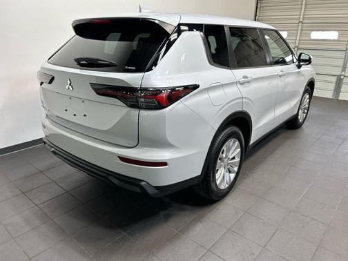 White Diamond 2026 Mitsubishi Outlander ES S-AWC