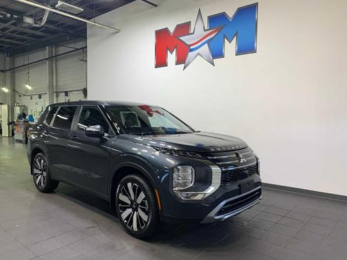 Graphite Gray 2026 Mitsubishi Outlander SE 2.5 S-AWC