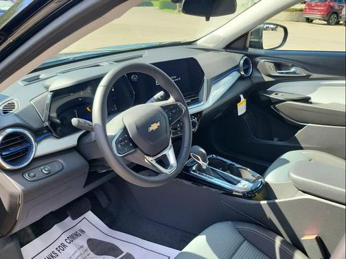 Mosaic Black Metallic 2026 Chevrolet Trax LT