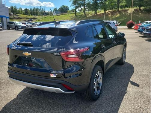 Mosaic Black Metallic 2026 Chevrolet Trax LT