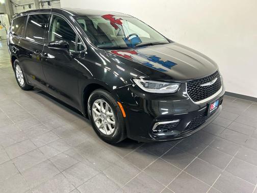 Brilliant Black Crystal Pearlcoat 2023 Chrysler Pacifica Touring L
