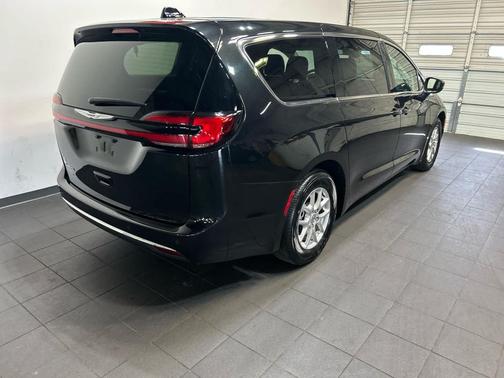 Brilliant Black Crystal Pearlcoat 2023 Chrysler Pacifica Touring L