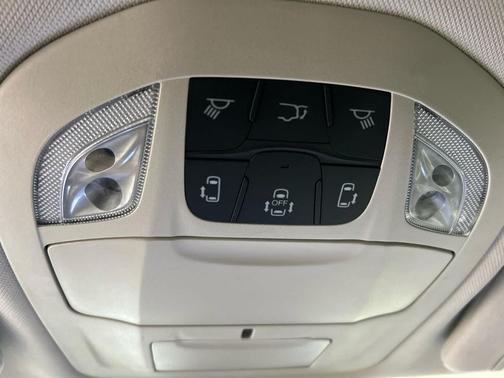 Brilliant Black Crystal Pearlcoat 2023 Chrysler Pacifica Touring L