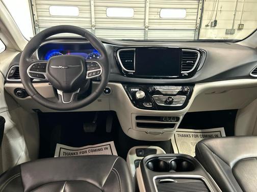Brilliant Black Crystal Pearlcoat 2023 Chrysler Pacifica Touring L