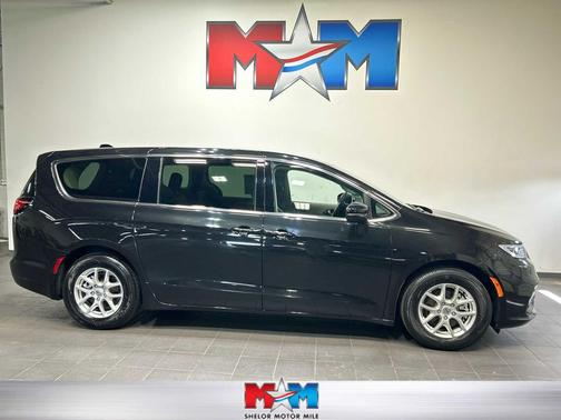 Brilliant Black Crystal Pearlcoat 2023 Chrysler Pacifica Touring L