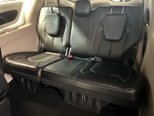 Brilliant Black Crystal Pearlcoat 2023 Chrysler Pacifica Touring L