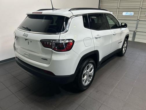 Bright White Clearcoat 2024 Jeep Compass Latitude