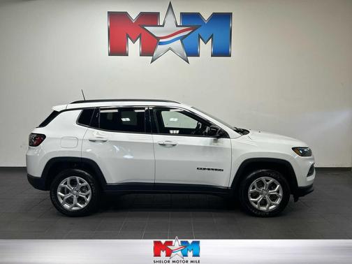 Bright White Clearcoat 2024 Jeep Compass Latitude