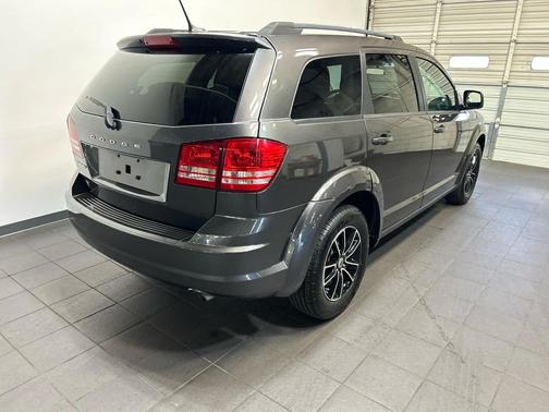 Granite Pearlcoat 2018 Dodge Journey SE