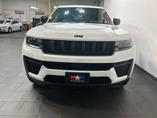 Bright White Clearcoat 2027 Jeep Grand Cherokee Altitude
