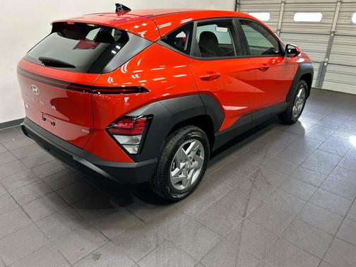 Soultronic Orange Pearl 2027 Hyundai KONA SE