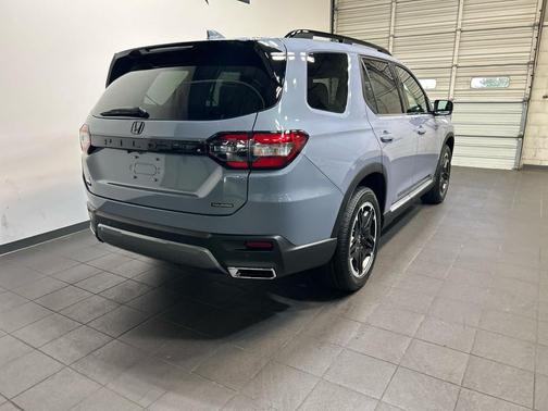 Sonic Gray Pearl 2026 Honda Pilot Touring 8-Passenger