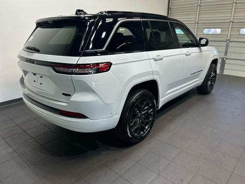 Bright White Clearcoat 2026 Jeep Grand Cherokee Summit