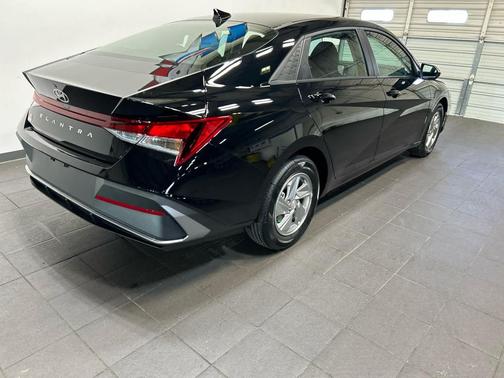 Abyss Black 2026 Hyundai ELANTRA SE
