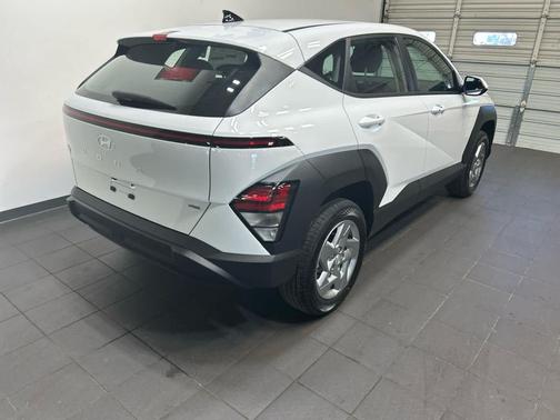 Atlas White 2026 Hyundai KONA SE