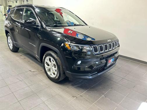 Diamond Black Crystal Pearlcoat 2024 Jeep Compass Latitude