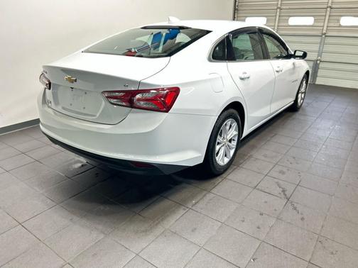 Summit White 2022 Chevrolet Malibu FWD LT