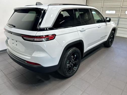 Bright White Clearcoat 2026 Jeep Grand Cherokee Limited