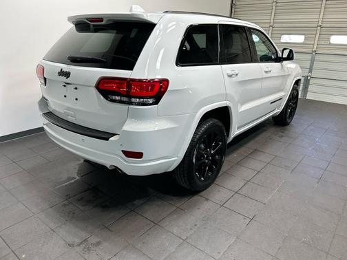 Bright White Clearcoat 2018 Jeep Grand Cherokee Altitude