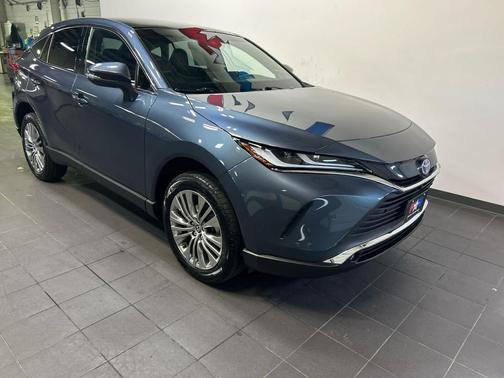 Coastal Gray Metallic 2024 Toyota Venza Limited