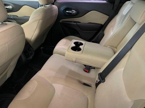 2017 Jeep Cherokee Sport