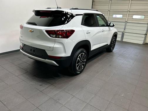 Summit White 2026 Chevrolet Trailblazer LT