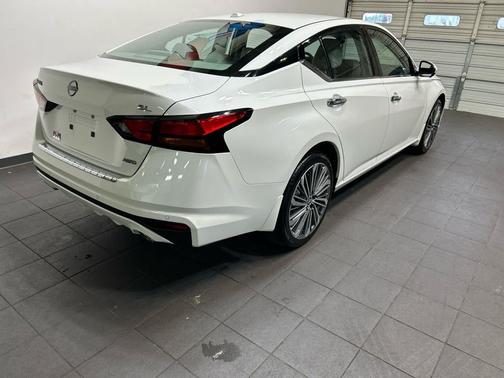 Pearl White Tricoat 2023 Nissan Altima 2.5 SL
