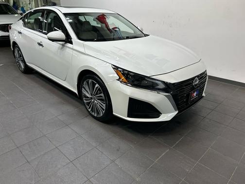 Pearl White Tricoat 2023 Nissan Altima 2.5 SL