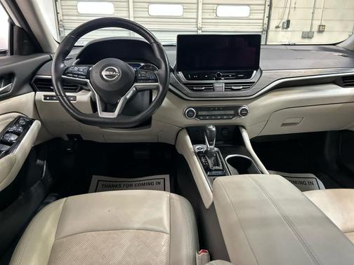 Pearl White Tricoat 2023 Nissan Altima 2.5 SL