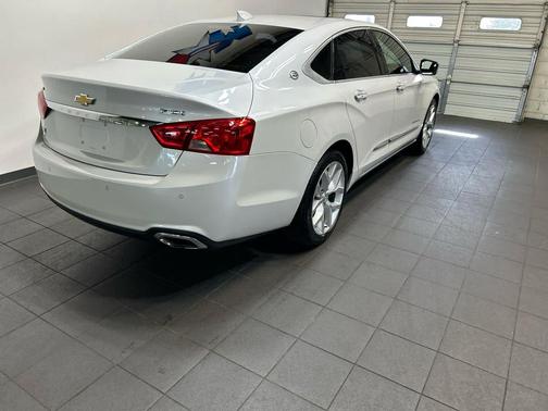 Iridescent Pearl Tricoat 2017 Chevrolet Impala Premier 2LZ