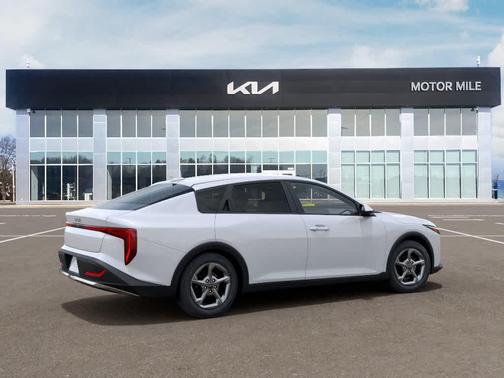 SNOW WHITE 2026 Kia K4 LXS