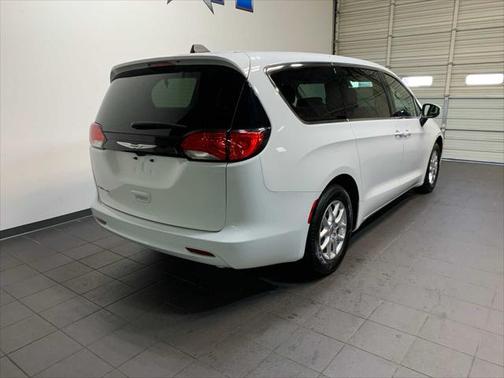 2022 Chrysler Voyager LX