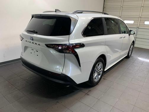 Wind Chill Pearl 2025 Toyota Sienna XLE