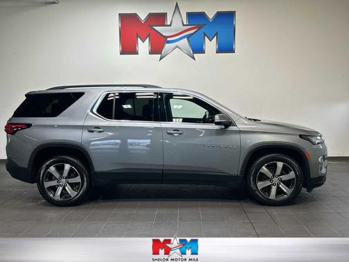 Sterling Gray Metallic 2023 Chevrolet Traverse LT Leather