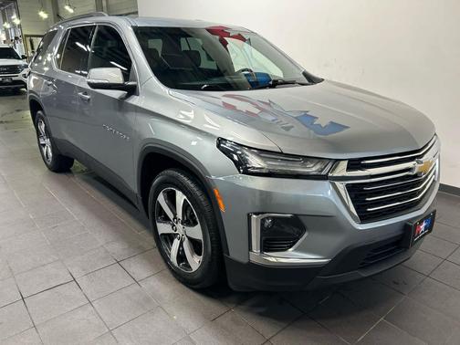 Sterling Gray Metallic 2023 Chevrolet Traverse LT Leather