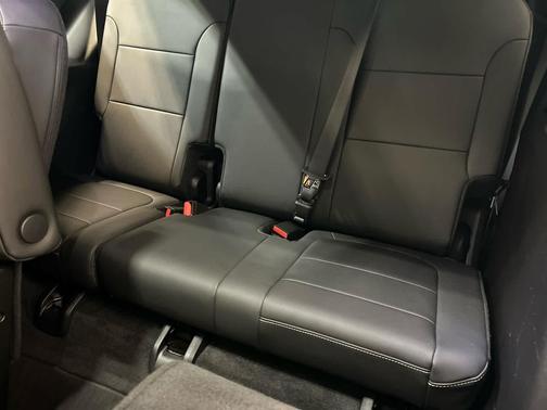 Sterling Gray Metallic 2023 Chevrolet Traverse LT Leather