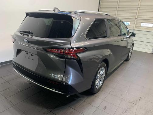 2024 Toyota Sienna Platinum
